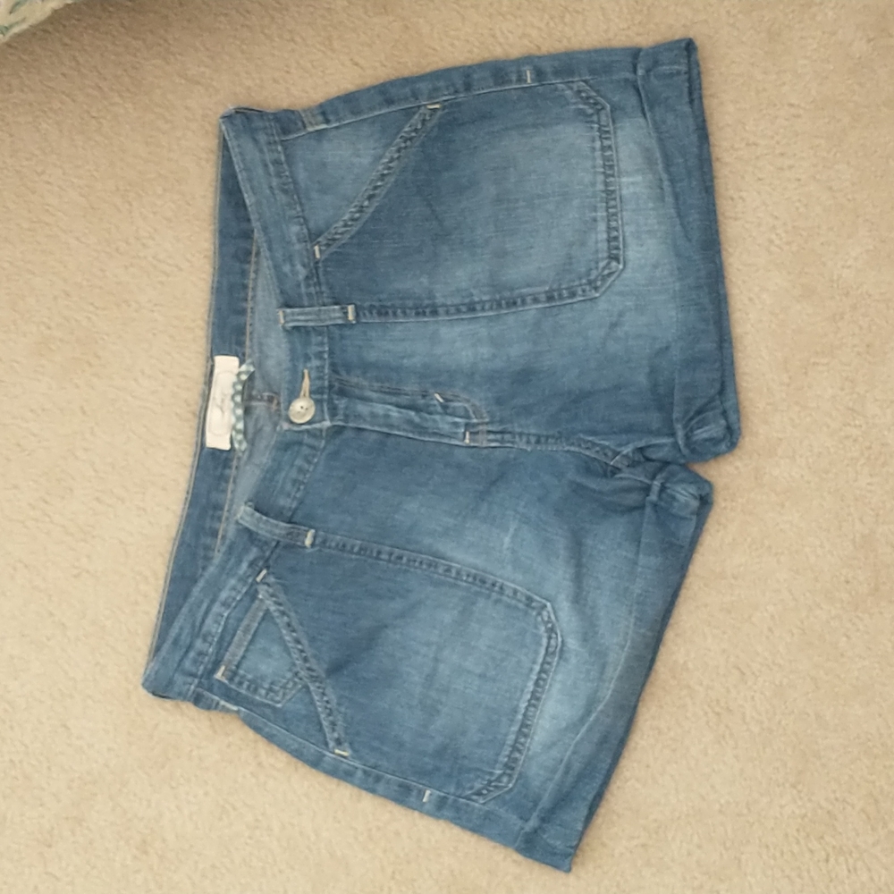 Super cute and comfortable Levi cuffed shorts.  size 6